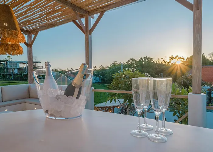 Villa Paca - Rooftop, Outdoor Cinema & 2 Pools Overlooking Rice Fields