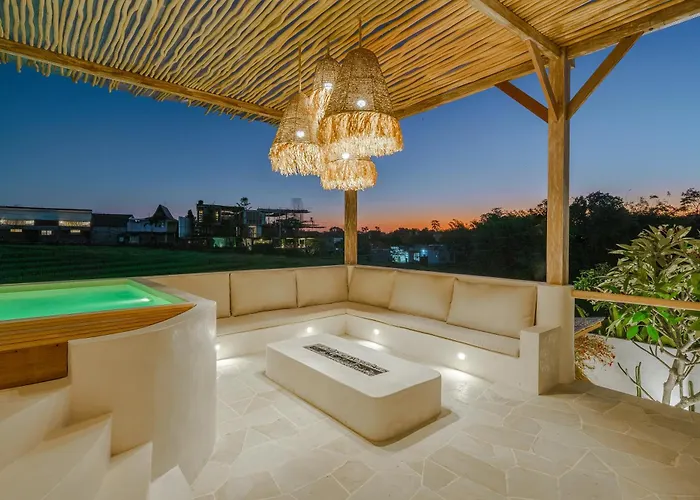 Villa Paca - Rooftop, Outdoor Cinema & 2 Pools Overlooking Rice Fields